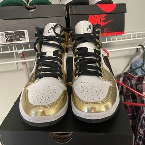 Air Jordan 1 mid Metallic gold SE